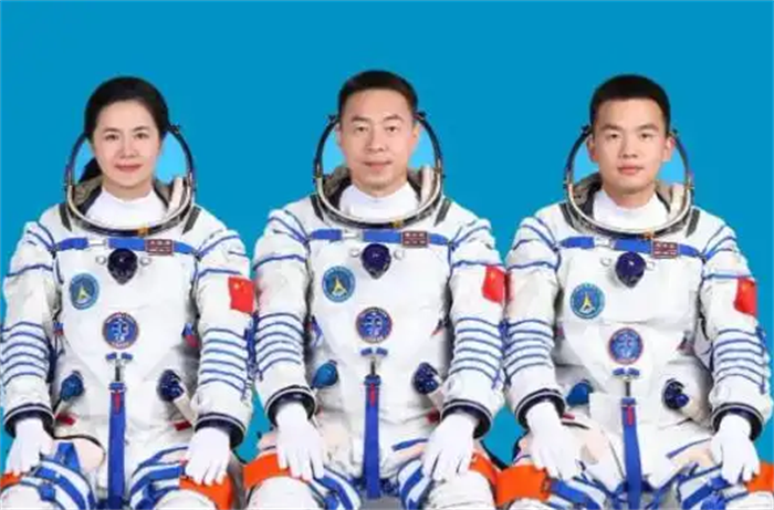 神舟十九号载人飞船与空间站组合体成功分离,乘组撤离空间站