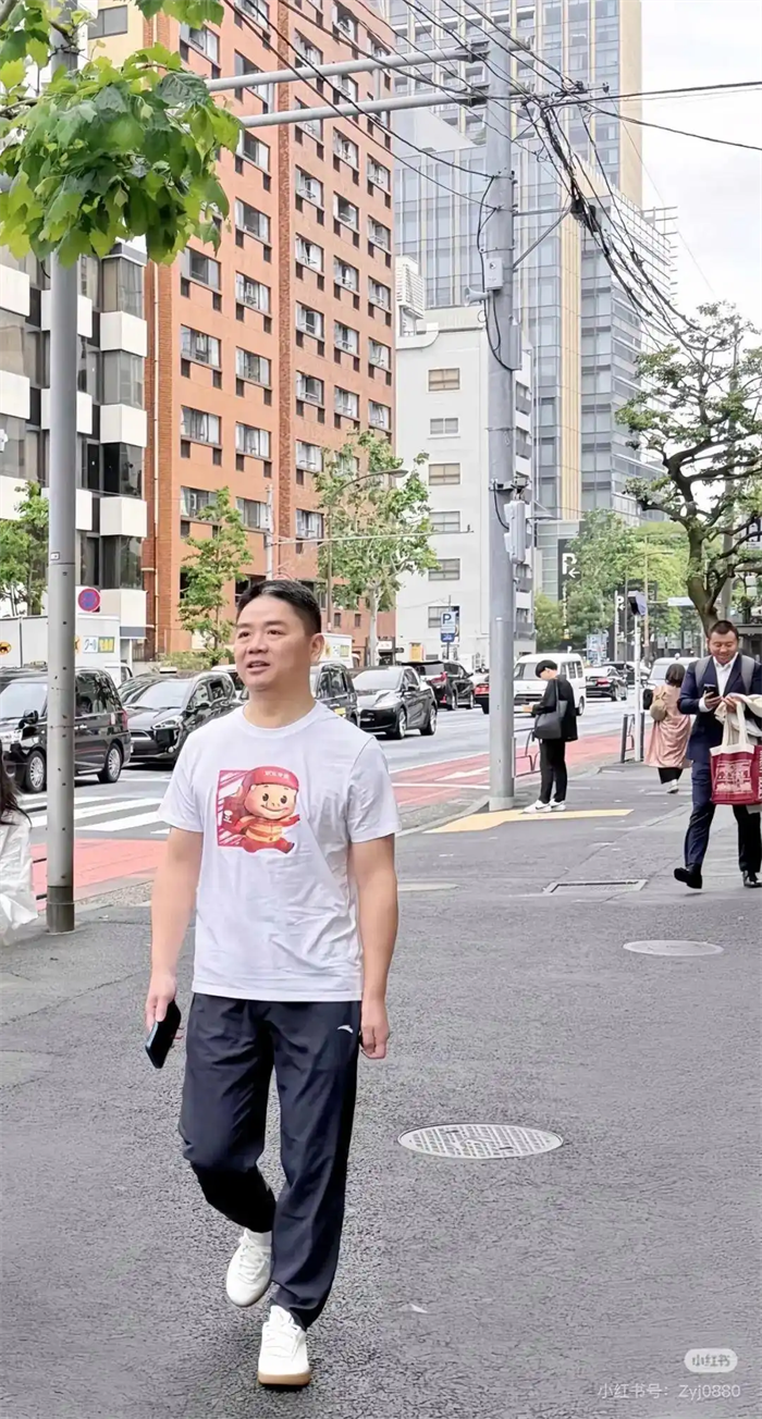 刘强东穿猪猪侠衣服印花上衣在日本被偶遇