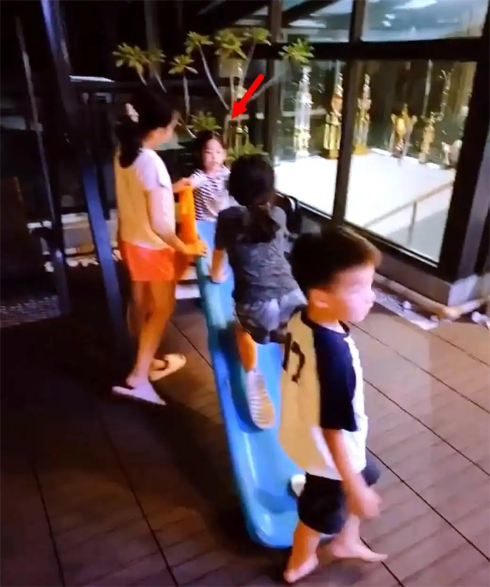 霍建华林心如带女儿逛街吃饭,一家三口颜值非常高