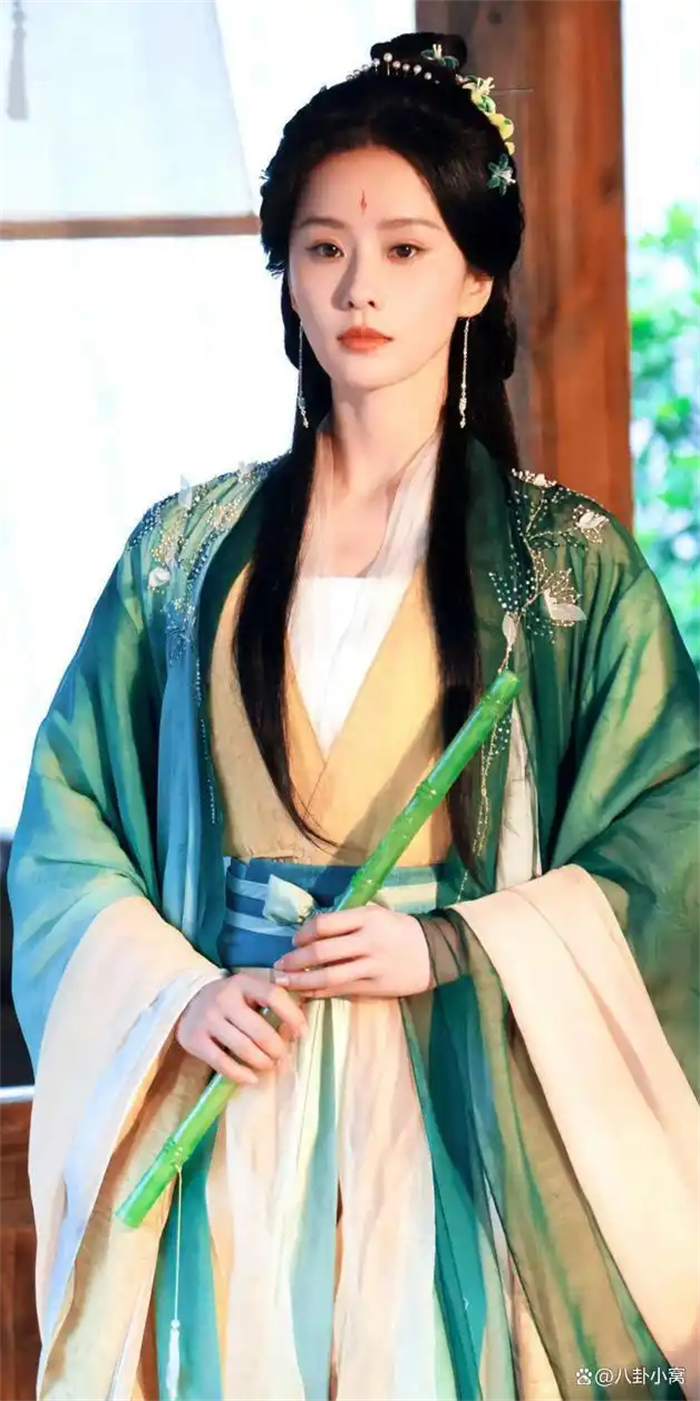 刘诗诗凭借一段古风步态视频引爆全网“先秦淑女步”火出圈
