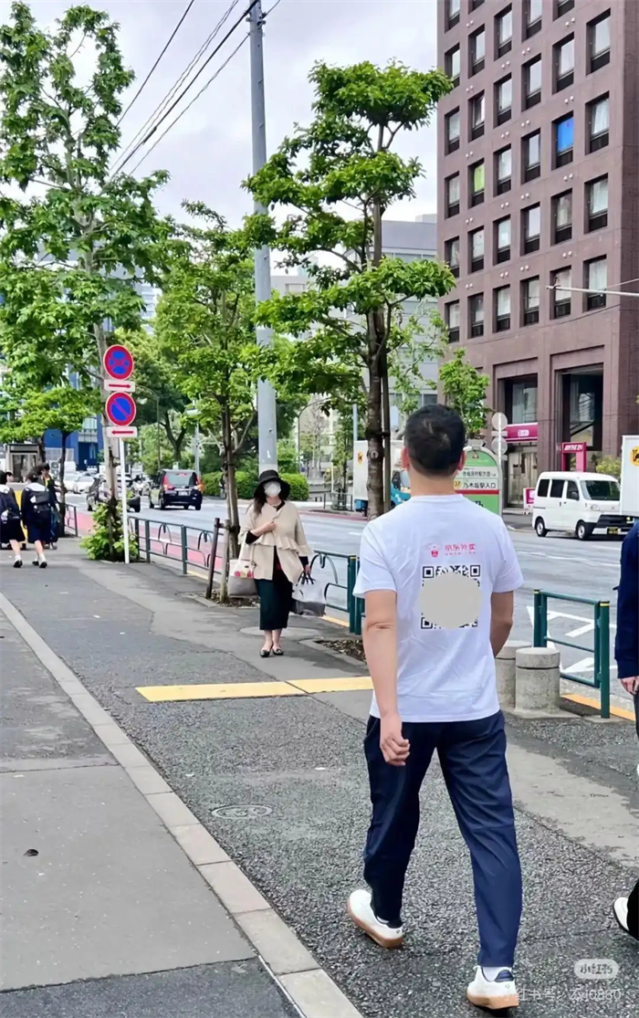 刘强东穿猪猪侠衣服印花上衣在日本被偶遇