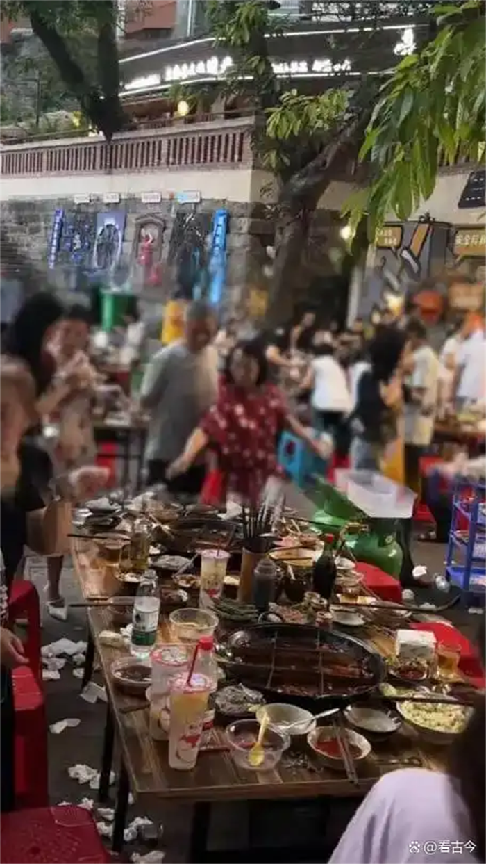 重庆火锅界又双叒叕整出新活儿了!野猫从天而降掉进露天火锅烫伤9人