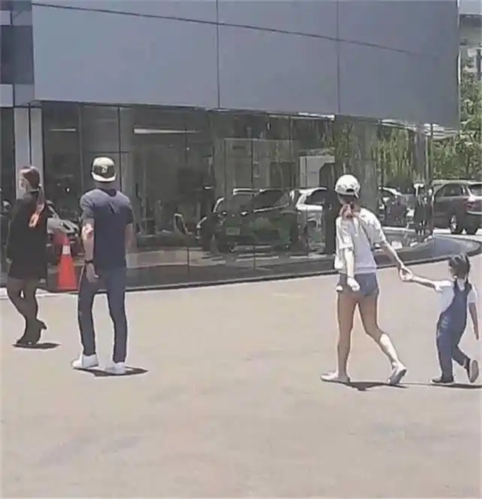 霍建华林心如带女儿逛街吃饭,一家三口颜值非常高