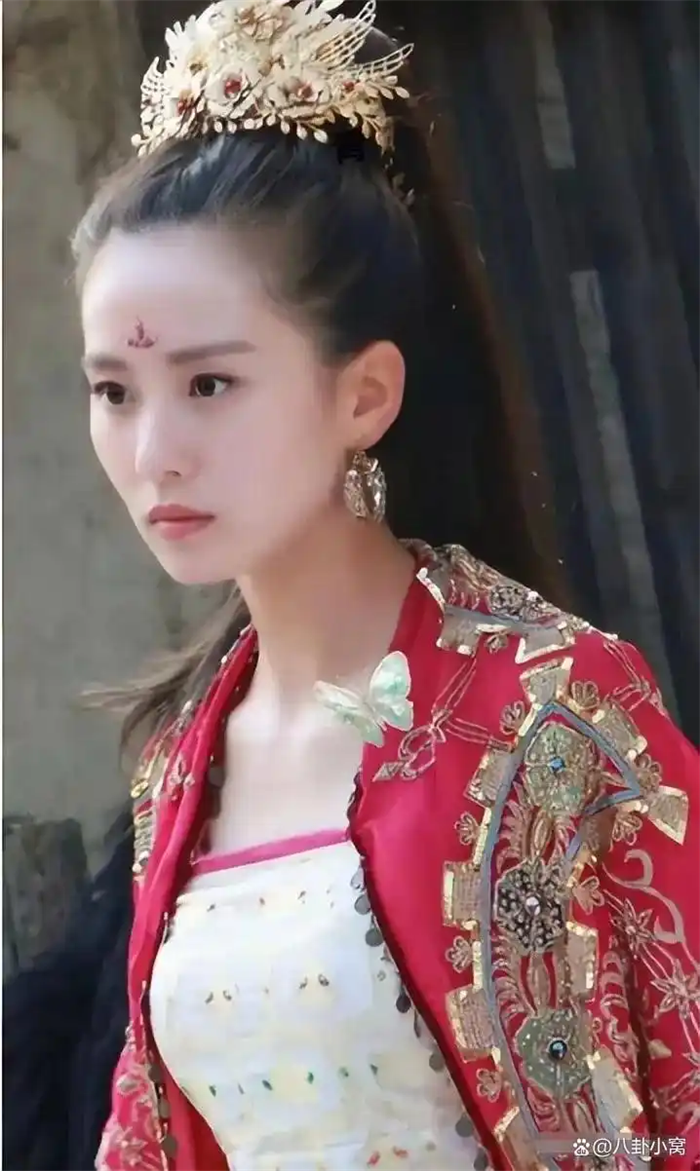 刘诗诗凭借一段古风步态视频引爆全网“先秦淑女步”火出圈