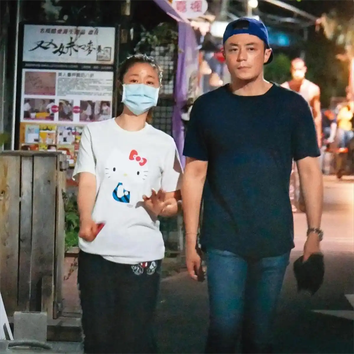霍建华林心如带女儿逛街吃饭,一家三口颜值非常高
