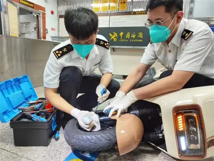 深圳海关所属沙头角海关在沙头角边境特别管理区查获的一批电子配件为SD储存卡，共计16305张
