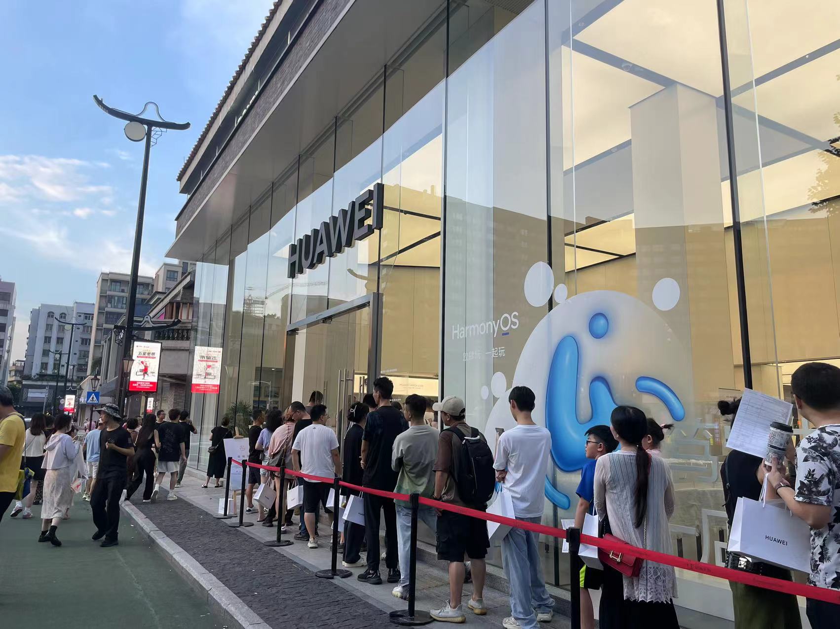 深圳南山区万象天地华为旗舰店，华为Mate 60 系列的Pro版本和标准版已经到货，现场人山人海