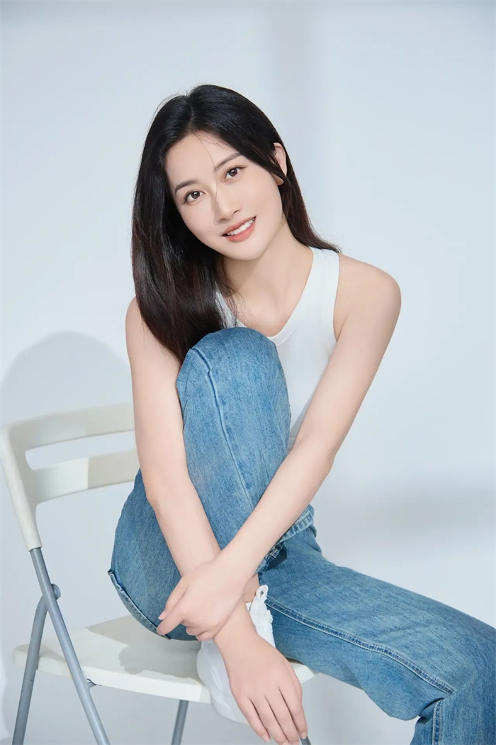 气质牛仔裤美女写真图片