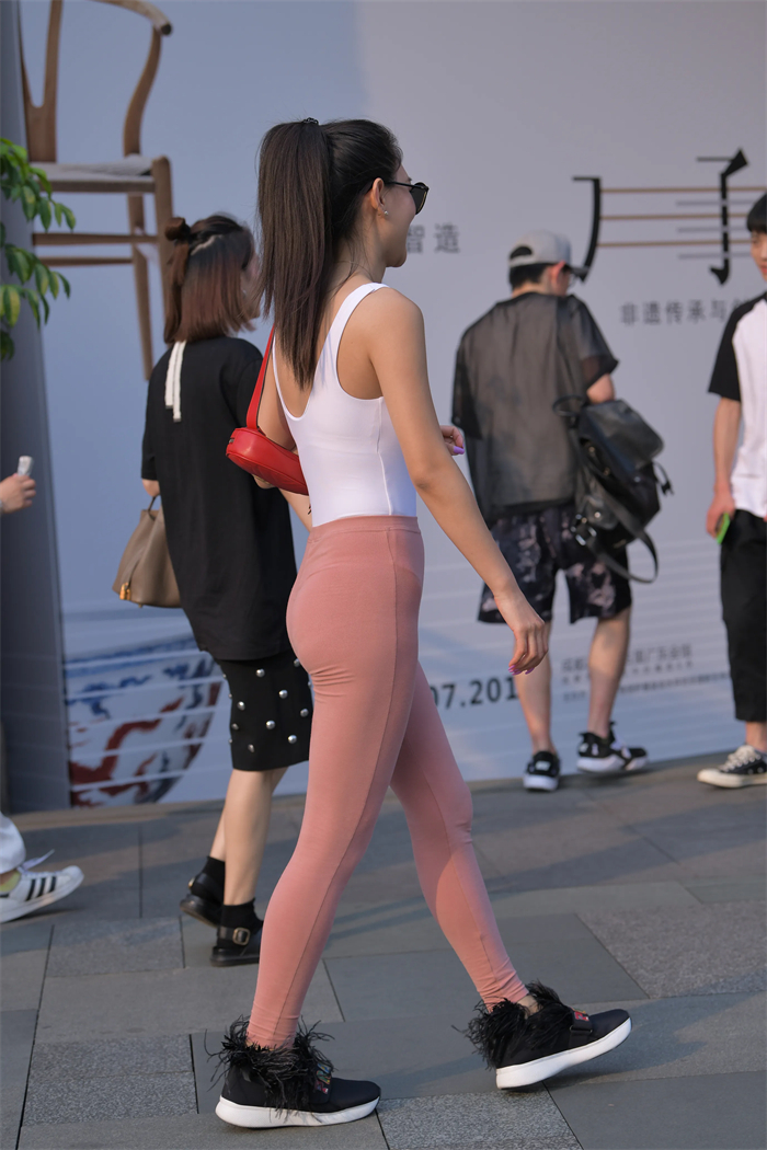 街拍瑜伽裤美女