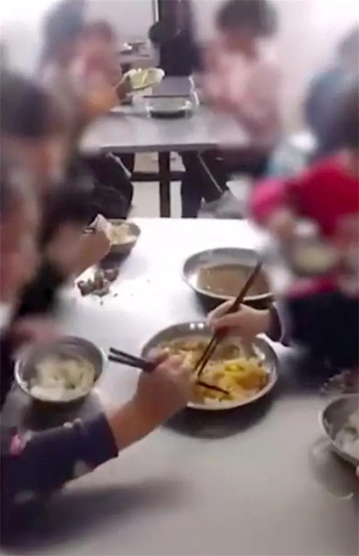黑龙江一小学食堂6名学生吃2盘菜，，还是土豆白菜，只有一点肉