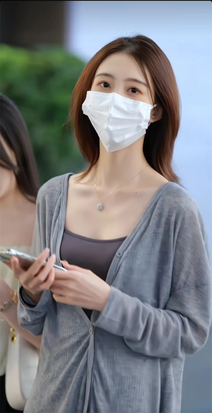 在热闹的街头，一个拥有完美容颜的女孩吸引了所有人的目光。她的美丽如同清晨的露珠，纯净而闪耀，让人无法移开视线。