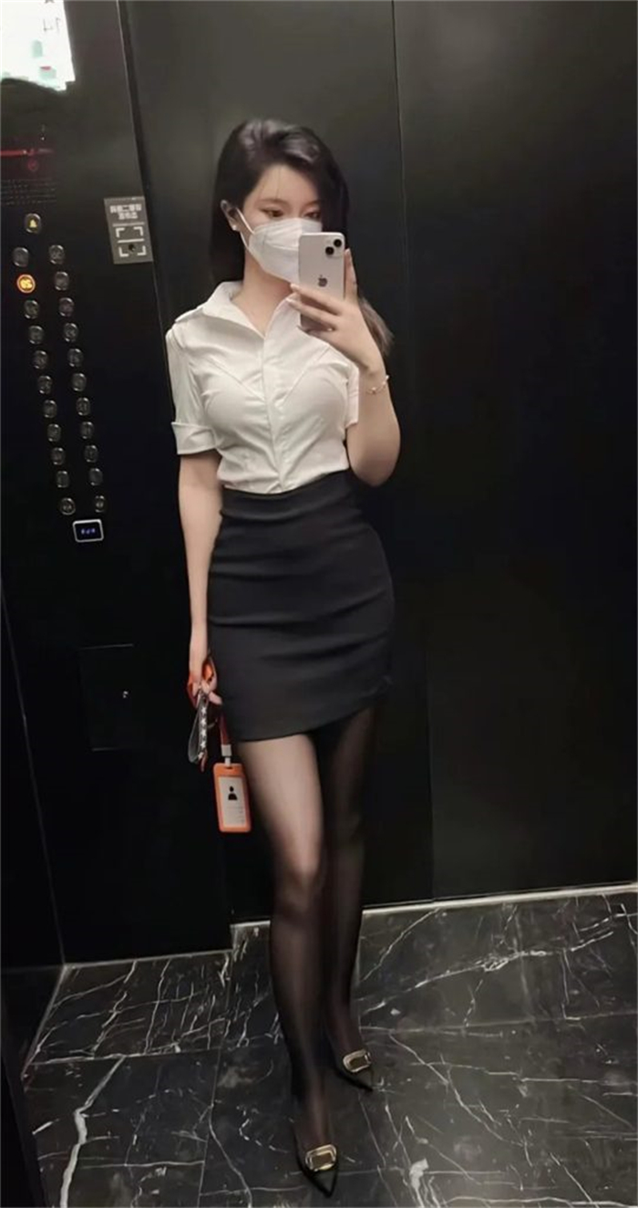 下班了，电梯里忍不住自拍一下！
