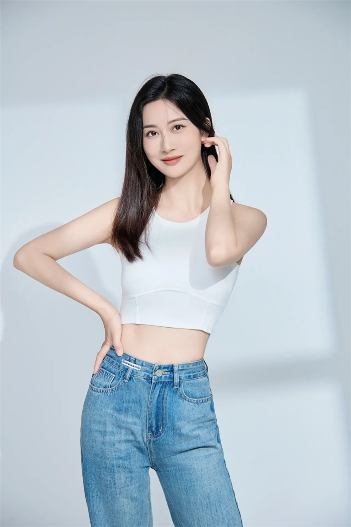 气质牛仔裤美女写真图片