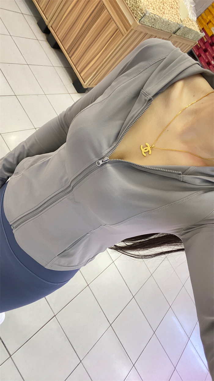 #运动女孩 #好天气好心情 这么好的天气适合爬山呀
