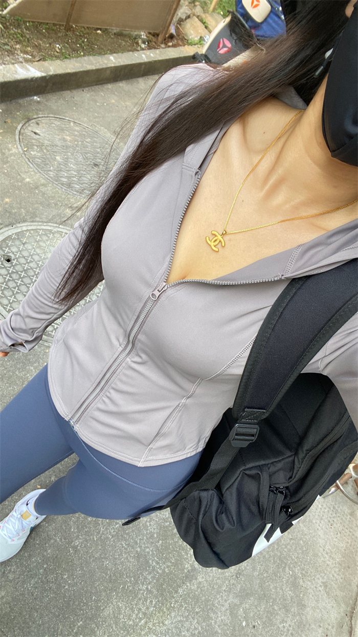 #运动女孩 #好天气好心情 这么好的天气适合爬山呀