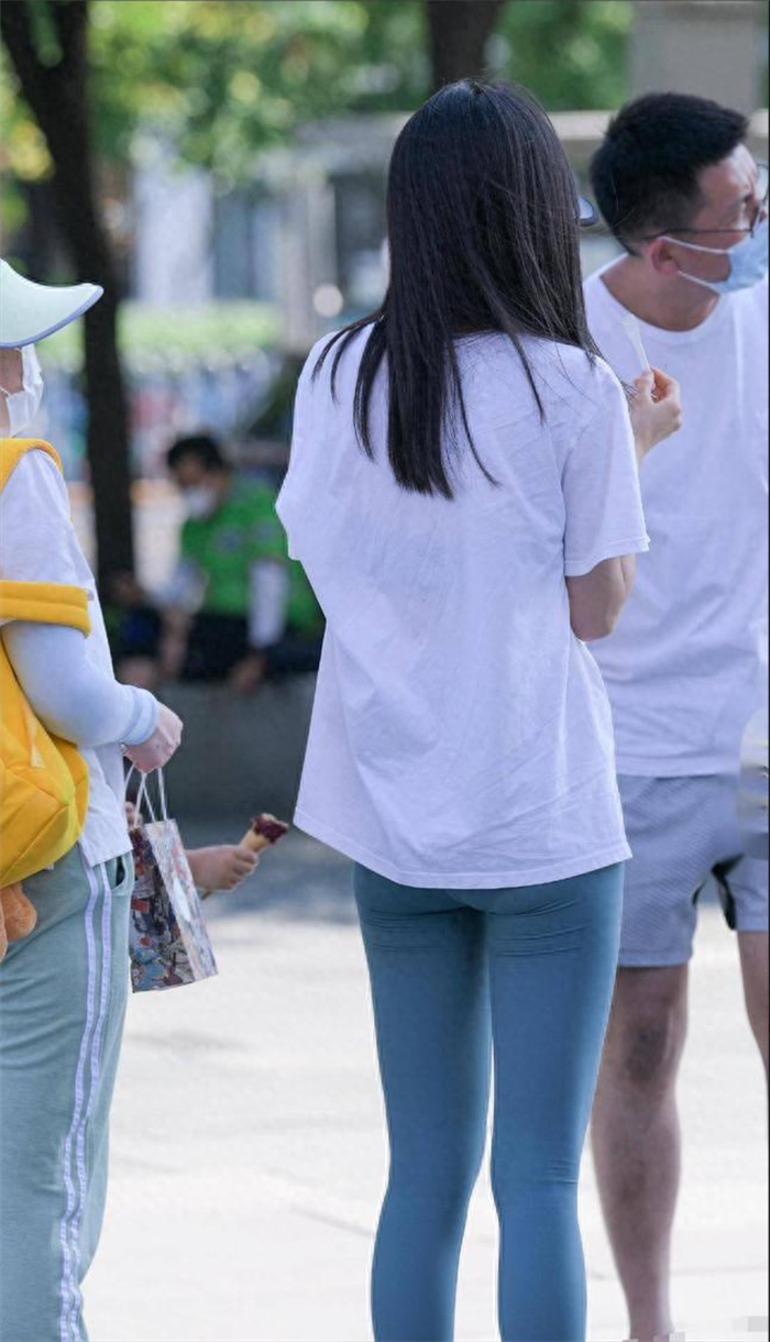 灰蓝色九分打底裤总能凸显女性柔美妙曼的身材！