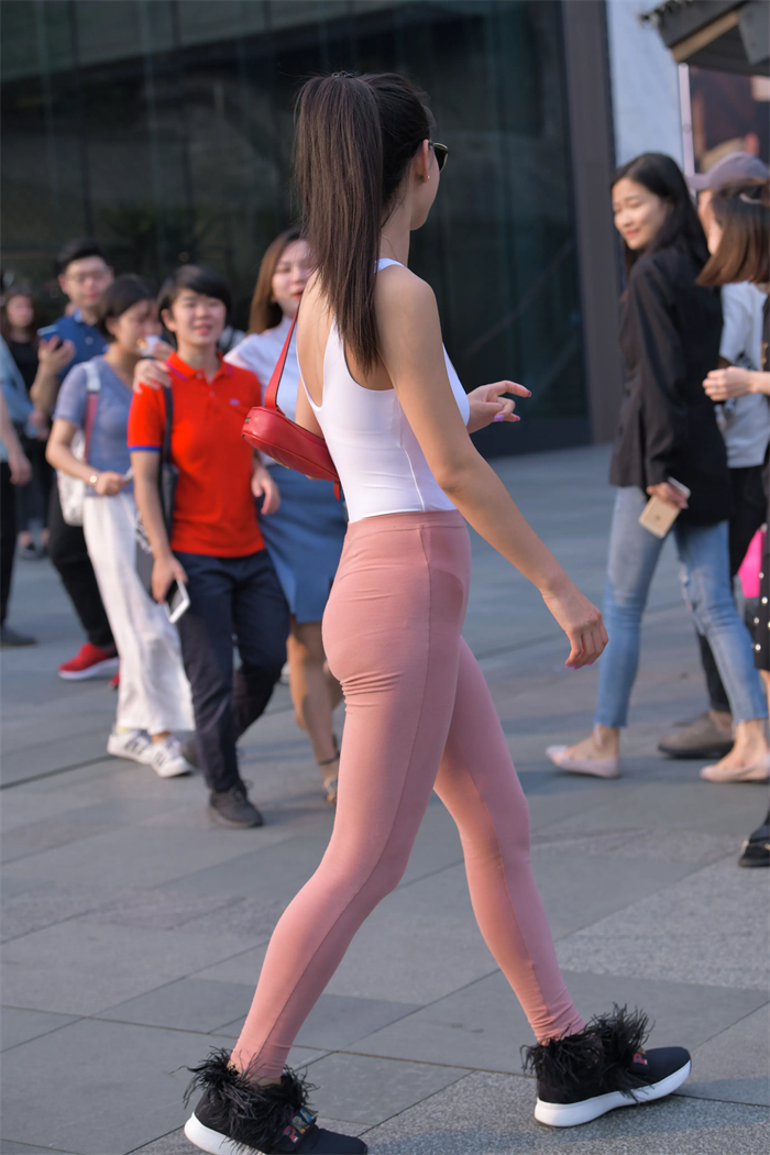 街拍瑜伽裤美女