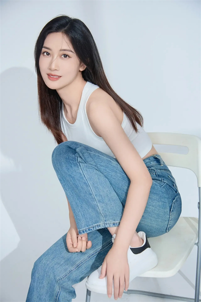 气质牛仔裤美女写真图片