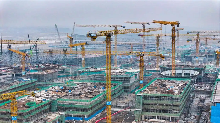济南机场二期改扩建工程工地现场采取多项务实举措应对高温“烤”验