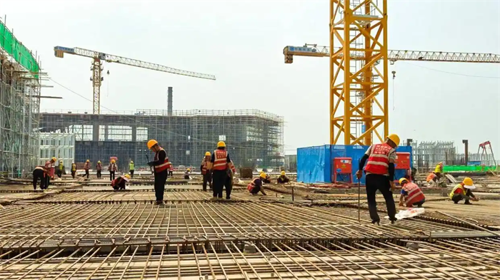 济南机场二期改扩建工程工地现场采取多项务实举措应对高温“烤”验