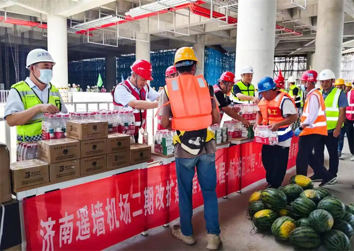 济南机场二期改扩建工程工地现场采取多项务实举措应对高温“烤”验