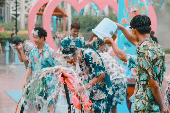 济南方特东方神画推出“泼水狂欢节”