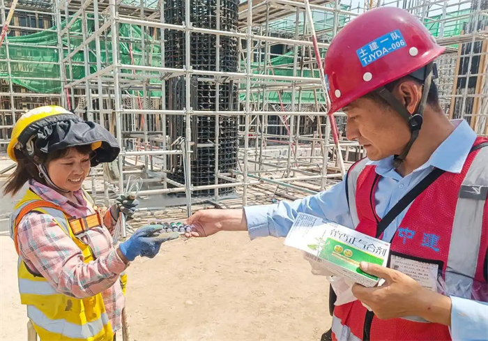 济南机场二期改扩建工程工地现场采取多项务实举措应对高温“烤”验