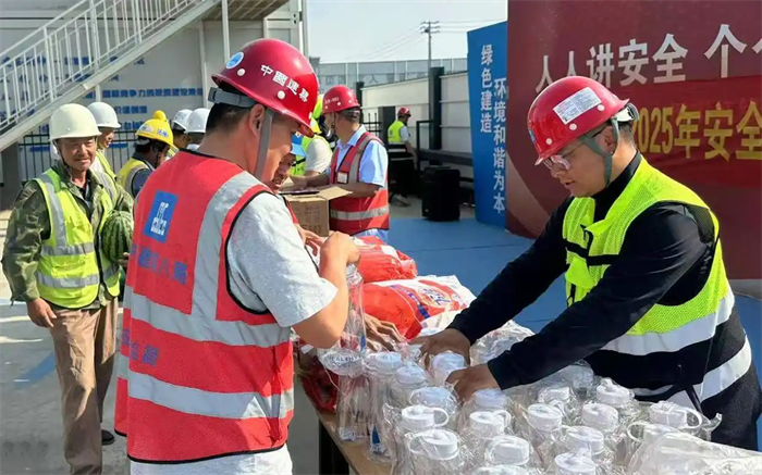 济南机场二期改扩建工程工地现场采取多项务实举措应对高温“烤”验