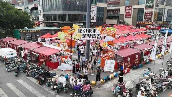 济南市历城区联合银座新辰天地商圈精心开展“职引未来、筑梦青春”主题百日千万招聘专项活动