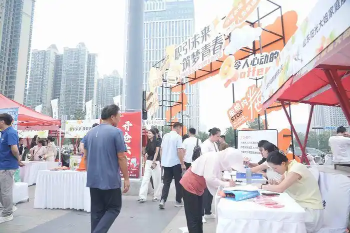 济南市历城区联合银座新辰天地商圈精心开展“职引未来、筑梦青春”主题百日千万招聘专项活动