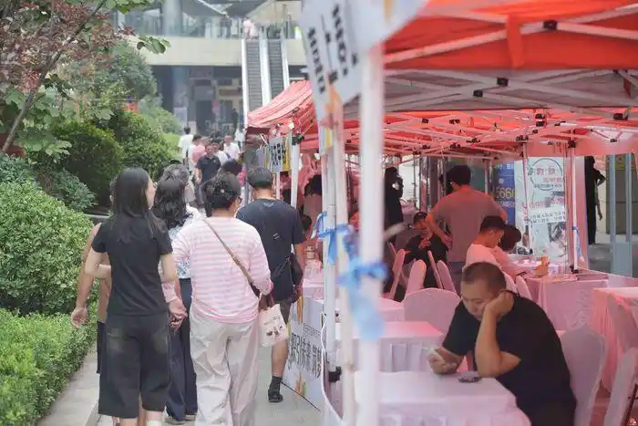 济南市历城区联合银座新辰天地商圈精心开展“职引未来、筑梦青春”主题百日千万招聘专项活动