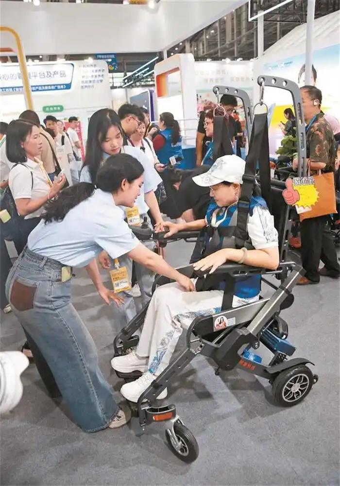 2025深圳国际智慧养老产业博览会暨“兴业银行杯”首届深圳康养机器人大赛启幕