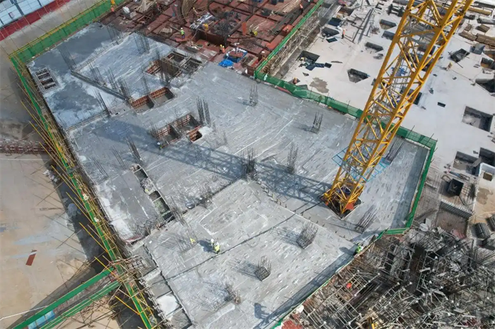 由中建五局三公司承建的深圳市第三十五高级中学项目宿舍楼顺利冲出“正负零”