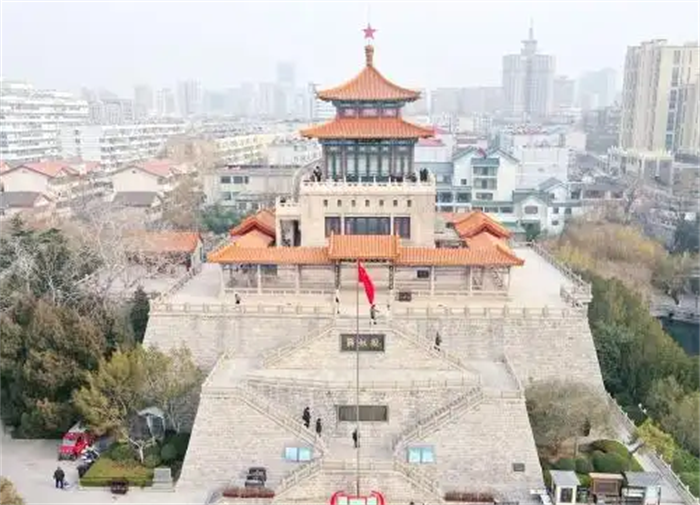 济南解放阁经过两个半月的封闭修缮后，目前已重新对市民游客开放参观