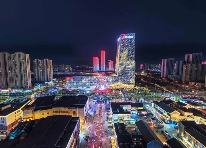 济南市槐荫区兴福寺路连接印象济南·泉世界与弘阳广场的人行过街天桥如期投入使用