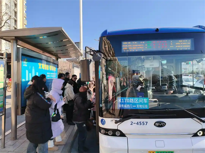 济南公交元旦假期共完成营运班次约11.1万班，完成客运量约365万人次