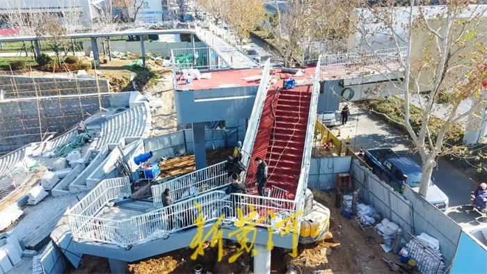 济南市儿童医院东侧的过街天桥于同日启动封闭改造