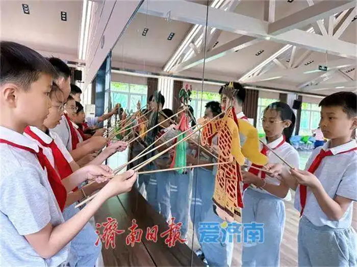 由济南开元外国语小学学生们自编自导自演的皮影戏《济南景点大比拼》精彩上演