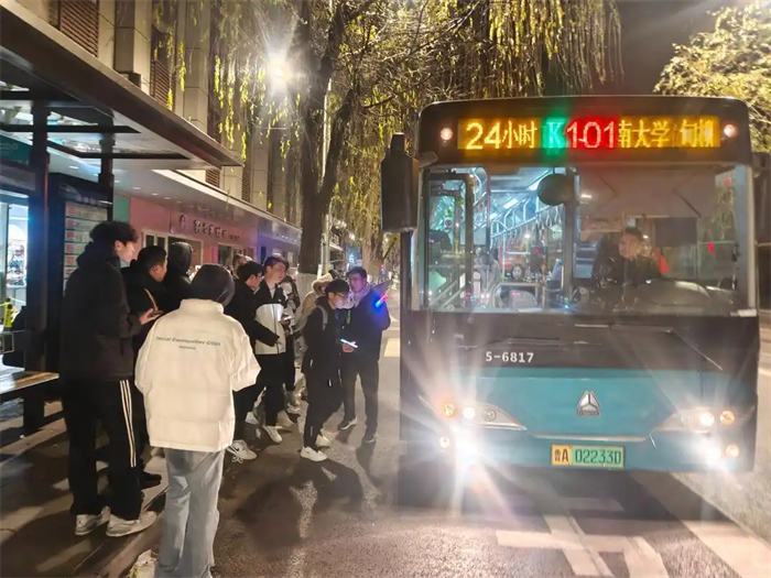 济南公交元旦假期共完成营运班次约11.1万班，完成客运量约365万人次