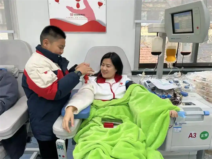 济南市红十字造血干细胞捐献者服务队携手山东省血液中心举办“热血传递温暖 爱心续航生命”新年献血活动