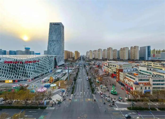 济南市槐荫区兴福寺路连接印象济南·泉世界与弘阳广场的人行过街天桥如期投入使用