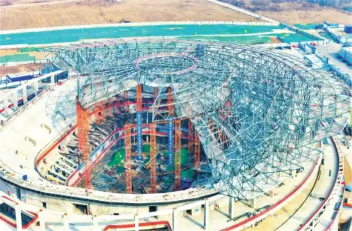 济南黄河体育中心体育馆项目钢结构屋盖及室内二次结构施工已初见成效